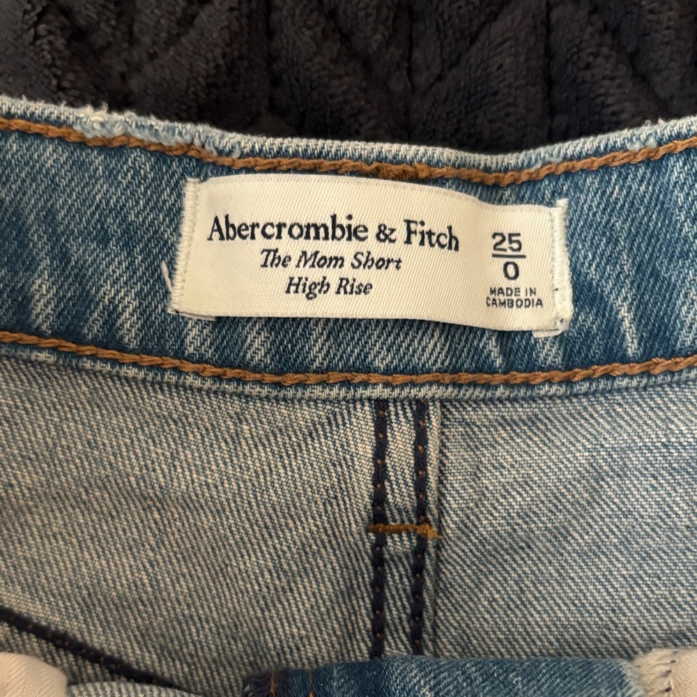A&F ‘The Mom Short’ High Rise Denim Shorts - Picture 4 of 4